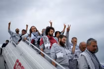 Israel trục xuất hàng trăm nhà hoạt động trên đoàn tàu viện trợ Gaza