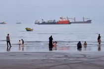 UAE đình chỉ mọi giao dịch thương mại với Iran