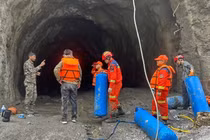 Giải cứu thành công hai người mắc kẹt 9 ngày trong đường hầm Nepal