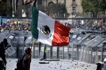 Đụng độ giữa cảnh sát và người biểu tình ở Mexico