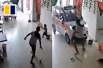 Thót tim khoảnh khắc bé gái cứu em khỏi "xe điên"