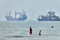 Iran tuyên bố đóng cửa eo biển Hormuz