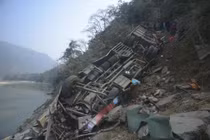 Hiện trường xe buýt lao xuống vực ở Nepal, hàng chục người thương vong