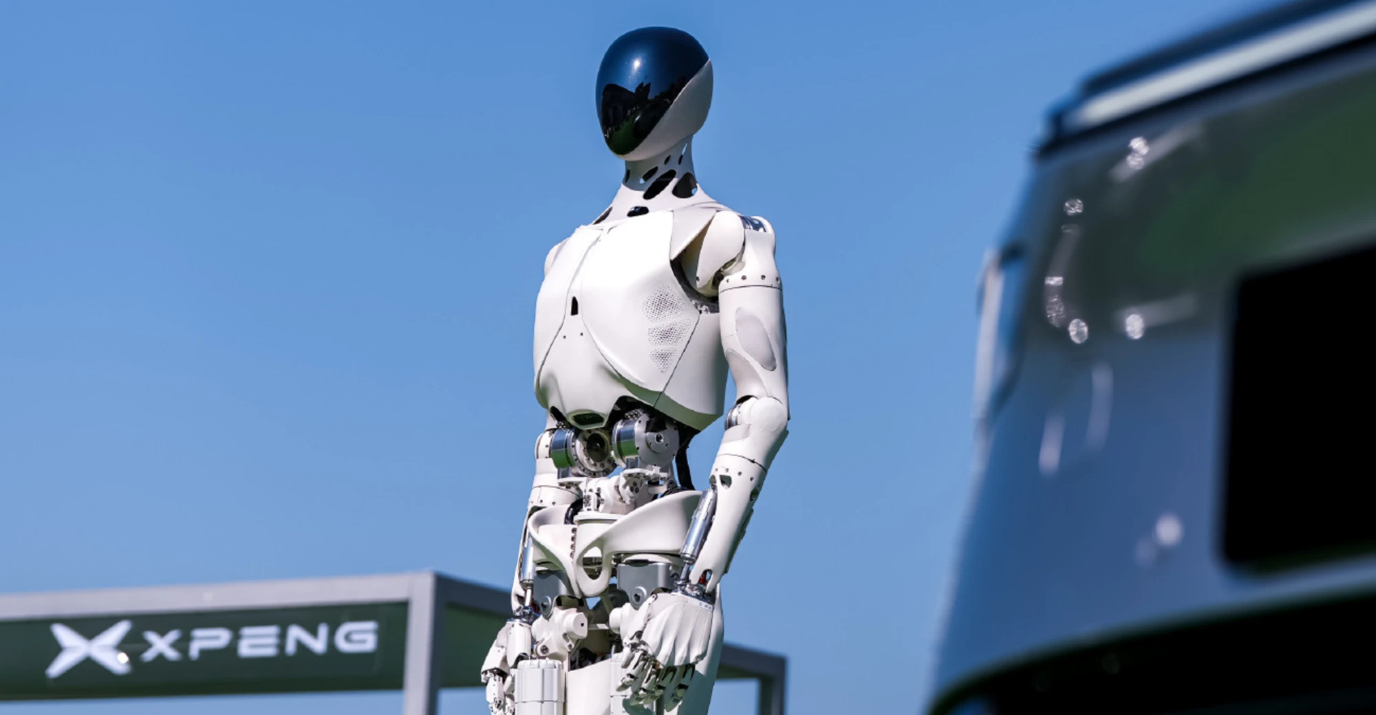 Robot hình người sở hữu bộ não siêu máy tính, đôi mắt đại bàng