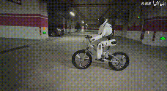 "Chúng tôi đã tóm tắt hệ thống phần cứng của robot thành một loạt các thành phần cốt lõi có thể tái sử dụng, bao gồm bộ điều khiển tiểu não Xyber-Edge, bộ điều khiển miền Xyber-DCU, hệ thống quản lý năng lượng thông minh Xyber-8MS và mô-đun chính Power Flow đã trải qua nhiều lần lặp lại"- Peng Zhihui Giám đốc công nghệ Zhiyuan Robot nói.