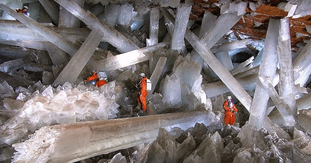 1. Mỏ pha lê Naica là một hang động ở độ sâu 300 mét dưới bề mặt ở thành phố Saucillo, Chihuahua (Mexico) với các tinh thể pha lê khổng lồ. Nó chỉ được phát hiện ra năm 2000 và được giữ lại để tham quan chứ không khai thác.