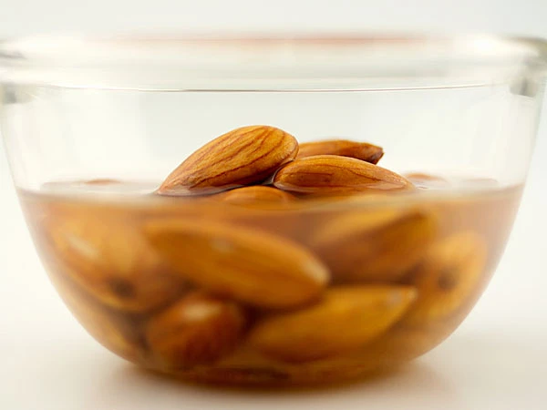 Vì sao nên ngâm hạnh nhân trong nước trước khi ăn