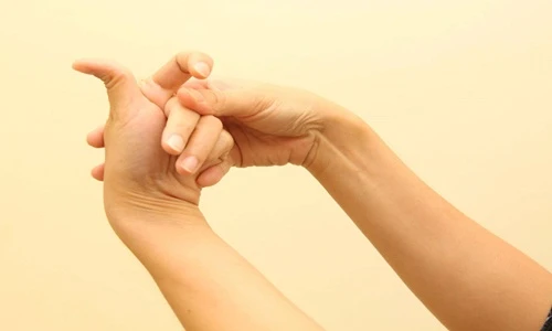 Sự thật kinh khủng khi bạn bẻ các đốt ngón tay