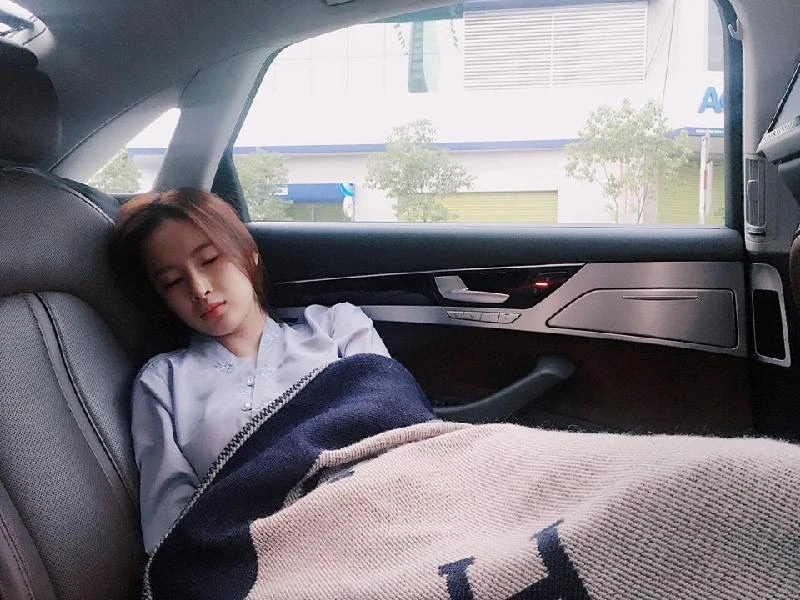 Loạt ảnh chụp lén “tố” nhan sắc thật của Angela Phương Trinh
