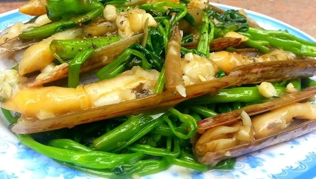 Rau muống xào ốc móng tay vừa ngon vừa lạ miệng