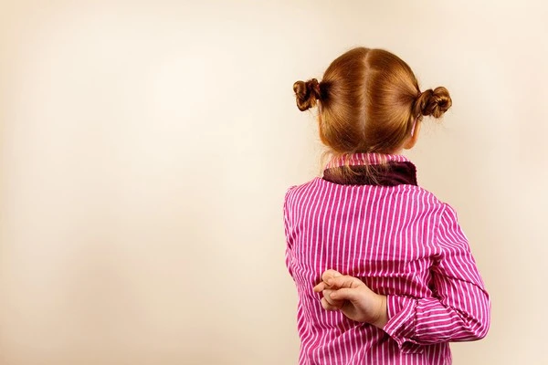 Dấu hiệu nhận biết bé yêu nói dối