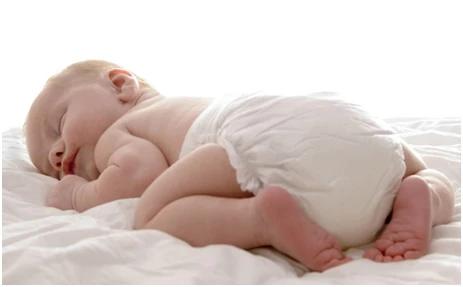 10 mẹo đóng bỉm mùa hè mà bé không bị hăm