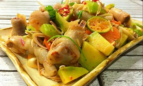 Chân gà cay trộn xoài: món ngon vừa ăn vẫn thòm thèm