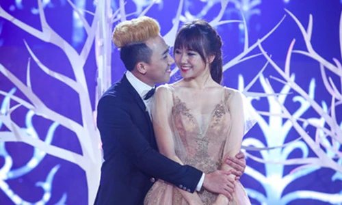 Trấn Thành và Hari Won bị fan bóc mẽ tình tứ “làm màu" 