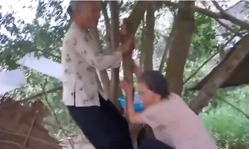 Hai bà cụ “quẩy” theo nhạc khiến con cháu ngả nón chịu thua
