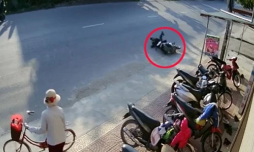 Clip trộm xe máy bị té ngã khi đang tẩu thoát