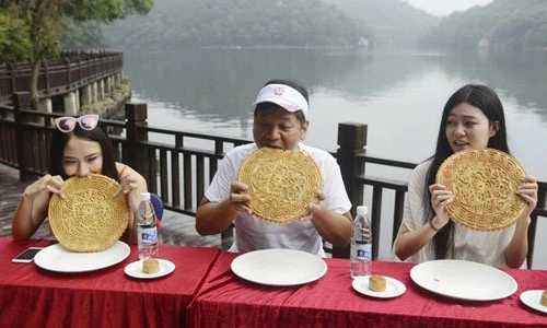 Gái xinh ngấu nghiến ăn bánh trung thu “khủng”