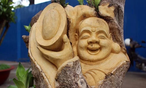 “Mộc tượng sinh tử” hút hàng tại chợ hoa Sài Gòn
