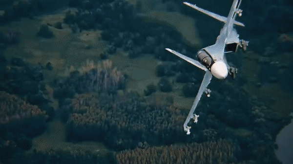 Không giống Su-35, tiêm kích Su-30SM được thiết kế với 2 chỗ ngồi, phi công phụ ở phía sau ngồi cao hơn một chút so với phi công chính.