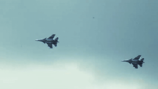 Ngoài ra Su-30SM còn được gắn một radar ở phía sau đuôi để theo dõi, phát hiện các mối đe dọa đến từ phía sau như tên lửa, máy bay đối phương.
