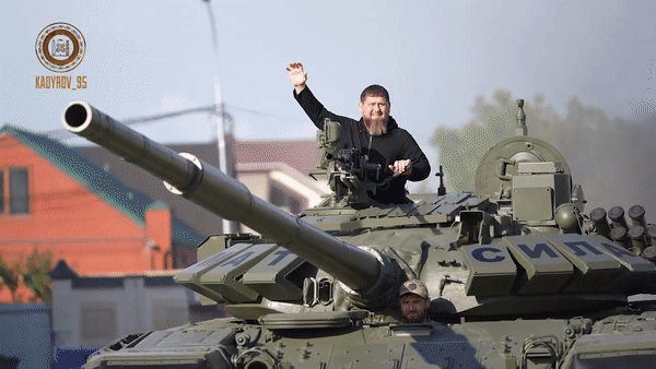 Ông Ramzan Kadyrov ngày 16/5 đăng video ông đứng tại vị trí chỉ huy trên tháp pháo xe tăng chiến đấu chủ lực T-72, với dòng chữ "Akhmat Sila" được sơn trên giáp phản ứng nổ.