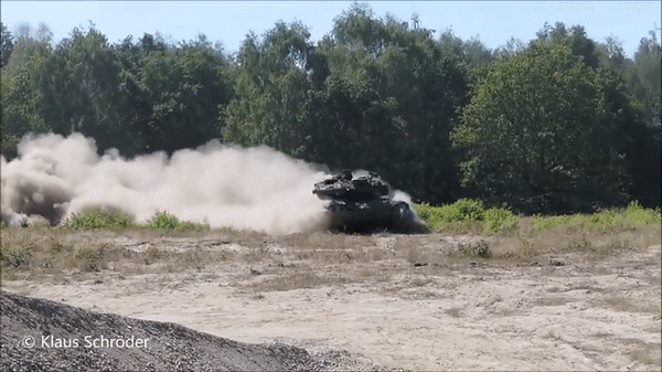 Leopard 2A7 có chiều dài 10,97m; rộng 4m; và cao 2,64m. Khối lượng lên tới 67,5 tấn.