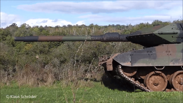 Xe tăng Leopard 2A7 được giới thiệu lần đầu tại triển lãm quốc phòng Eurosatory 2010, đây là phiên bản được phát triển từ Leopard 2A6 với sự tăng cường ở khả năng bảo vệ và trinh sát.