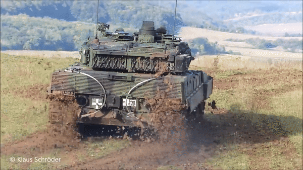 Ngoài ra, Leopard 2A7 còn có một máy phát điện phụ trợ của hãng Steyr để duy trì hoạt động của xe khi động cơ chính đã tắt trong lúc thực hiện các nhiệm vụ như thiết lập chốt kiểm soát, khi đó xe tăng không cần phải di chuyển nhưng các thành phần phải luôn hoạt động để sẵn sàng chiến đấu.