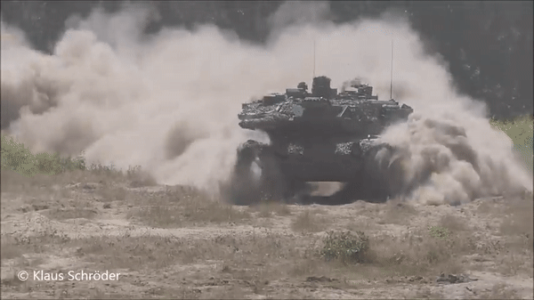 Mỗi chiếc xe tăng chủ lực Leopard 2A7 có thể mang 42 viên đạn pháo, trong đó 15 viên đặt trong tháp pháo để sẵn sàng sử dụng, những viên còn lại để trong khoang xe.