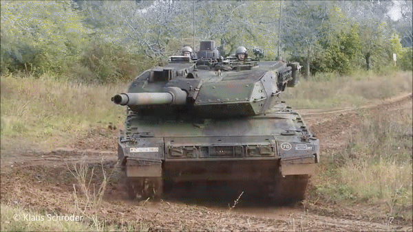 Leopard 2A7 khi cần cũng có thể gắn thêm lưỡi ủi phía trước để đào công sự hay dọn dẹp vật cản, hoặc gắn các con lăn chuyên vô hiệu hóa mìn chống tăng.