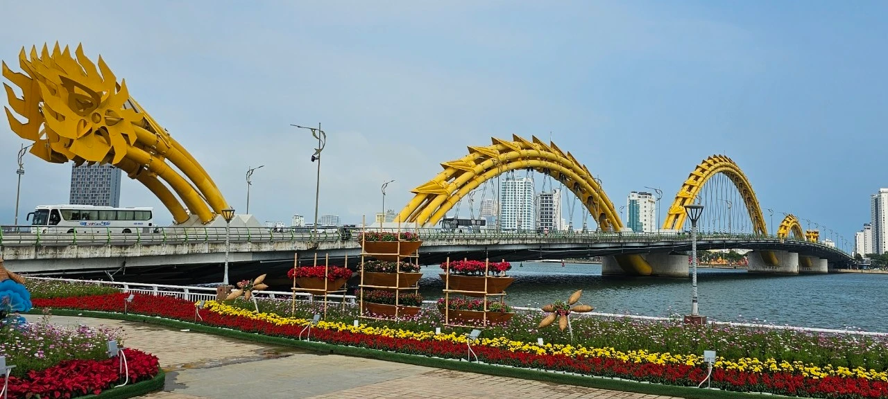 Năm Rồng kể chuyện cầu Rồng ở Đà Nẵng