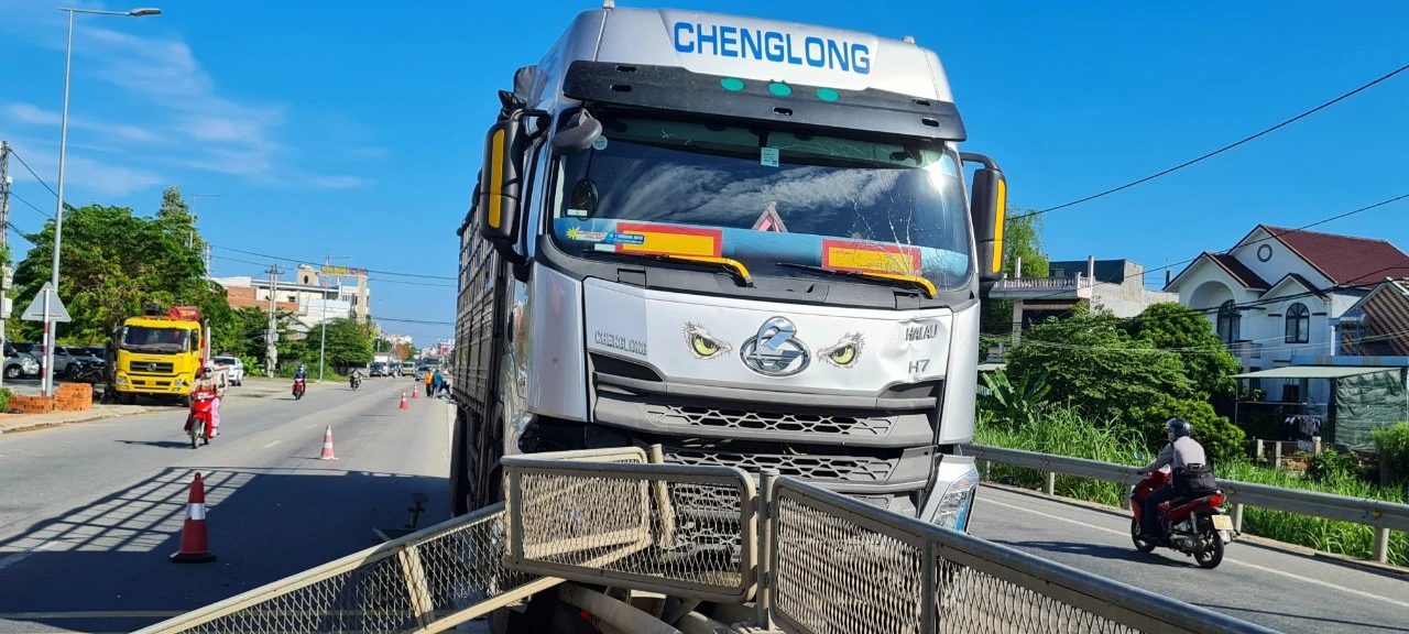 Hiện trường vụ xe tải tông bay 50m dải phân cách quốc lộ 1A 