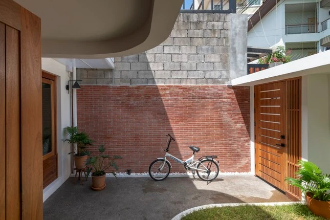 Thiết kế mái nghiêng 2 lớp, nhà phố có giếng trời tuyệt đẹp