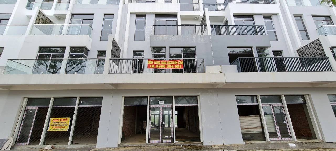 Đà Nẵng: La liệt shophouse hai mặt tiền chục tỷ bỏ hoang