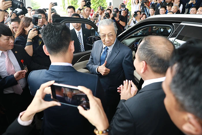 Thủ tướng Malaysia 94 tuổi khen xe VinFast "khỏe, êm như xe điện"