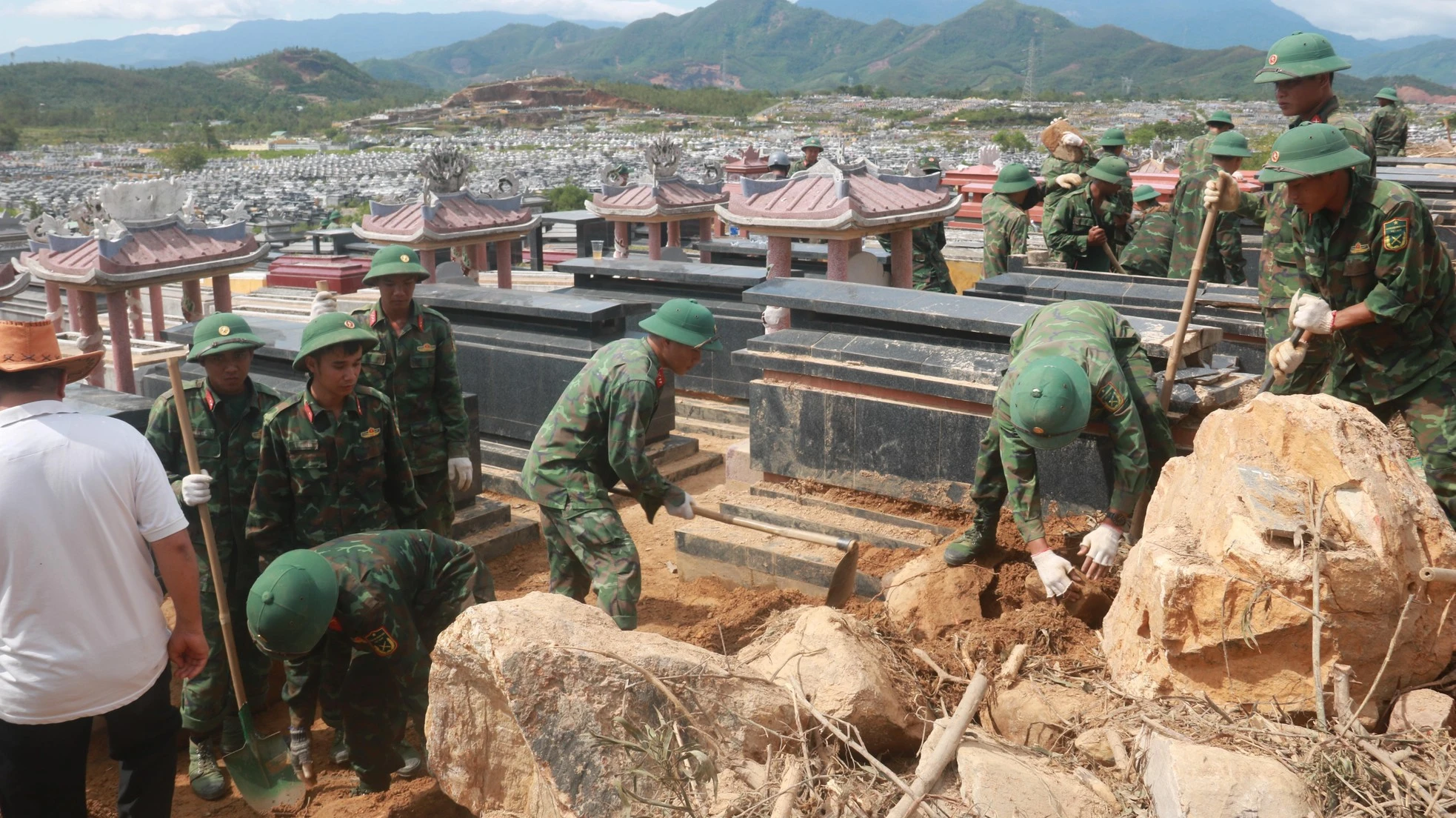 Đà Nẵng: Sạt lở nghĩa trang, hơn 1.000 chiến sĩ tham gia tìm mộ