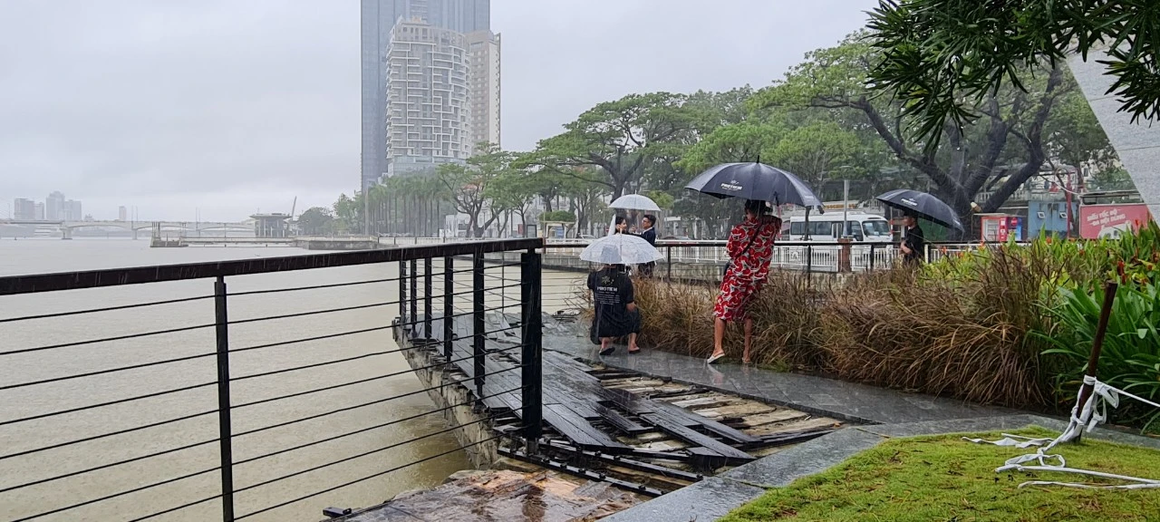 Ghé bến du thuyền bỏ hoang bên bờ sông Hàn một chiều mưa