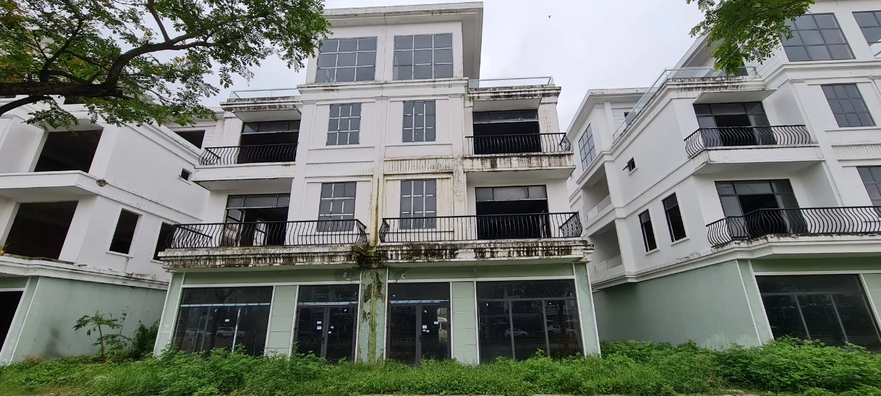Đà Nẵng: Xót xa loạt shophouse chục tỷ bỏ hoang, cỏ phủ kín