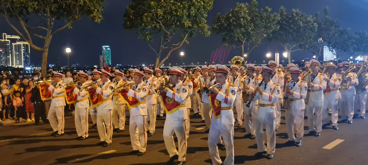 Đà Nẵng: Dòng người ken cứng xem biểu diễn nhạc kèn diễu hành trên phố