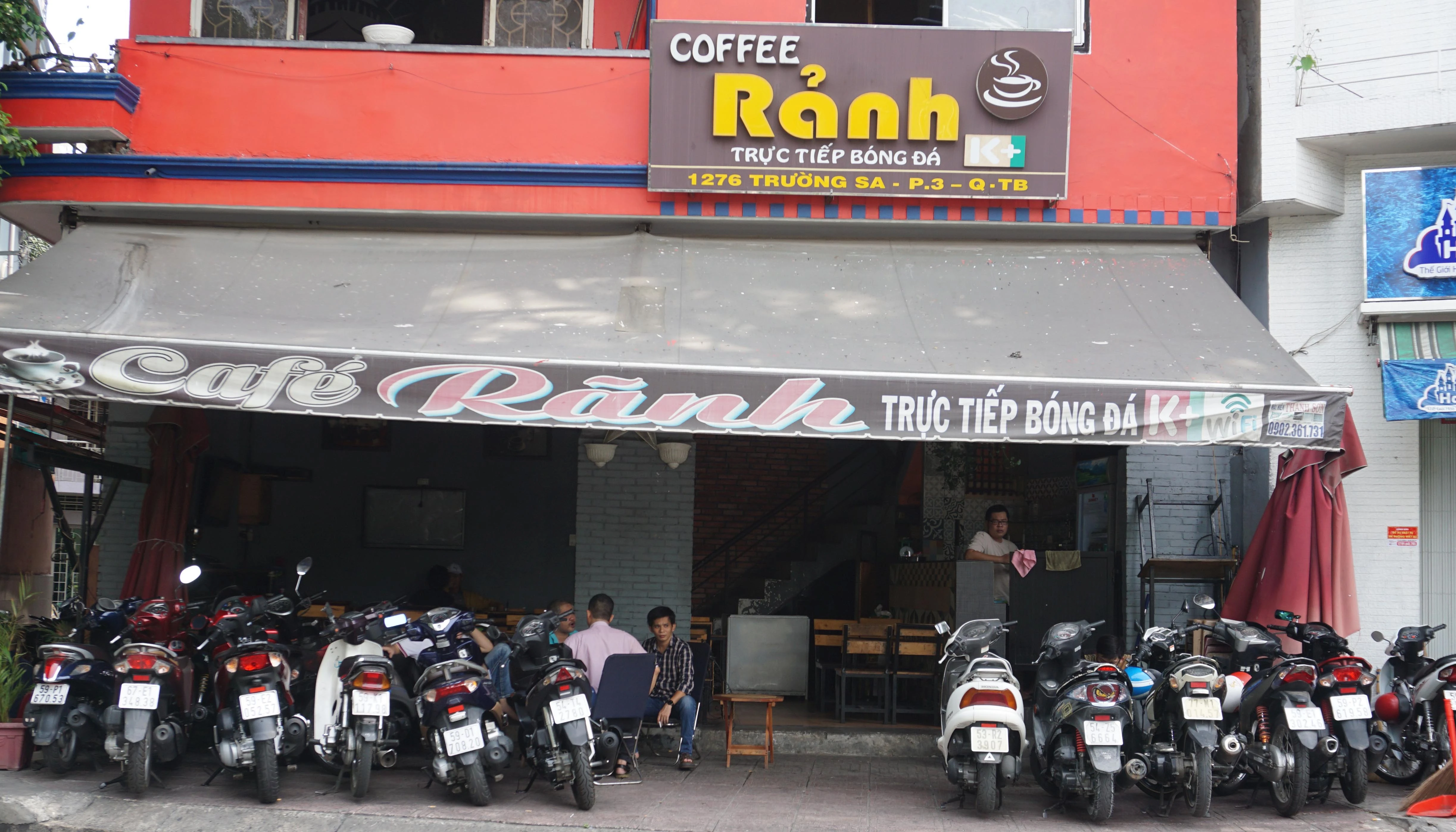 Tiệm cắt tóc, quán cà phê ở TP HCM đông nghẹt khách trong ngày đầu gỡ lệnh cách ly xã hội 