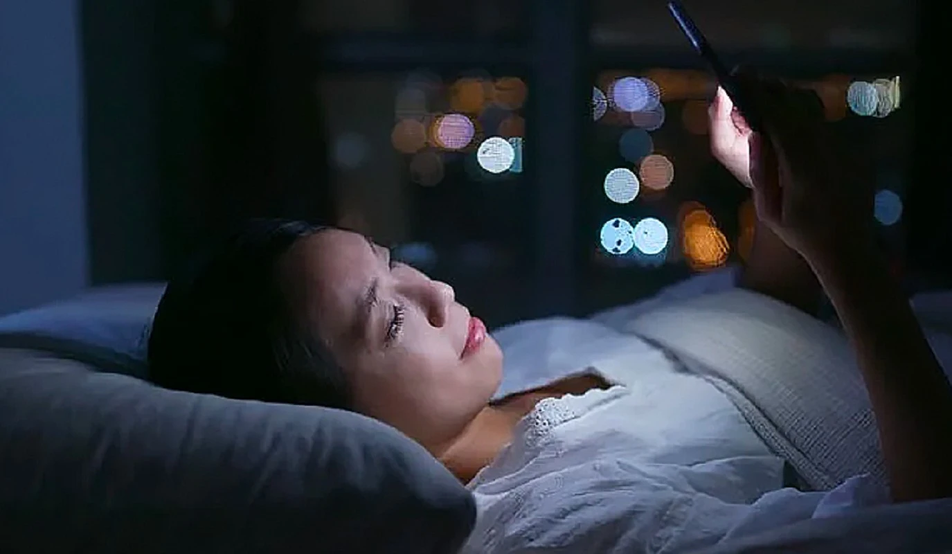 Dùng điện thoại trước khi ngủ có hại?