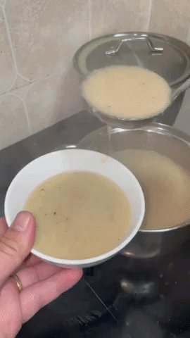 Việc đơn giản cần làm là cho bánh chưng vào một nồi nước đun sôi. Khi thấy bánh chưng tan ra, hãy dùng một chiếc muỗng lớn, vừa khuấy vừa dầm để bánh chưng hòa quyện vào nước.