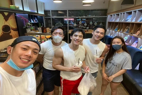 Dàn shipper 6 múi đi giao hàng, hội chị em "đứng hình"