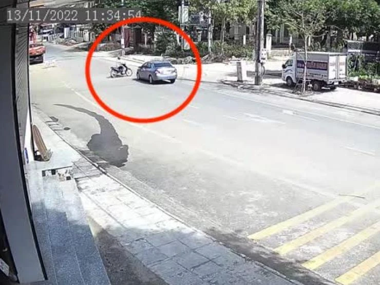 Vội vài giây, xe máy bị xe ưu tiên tông văng