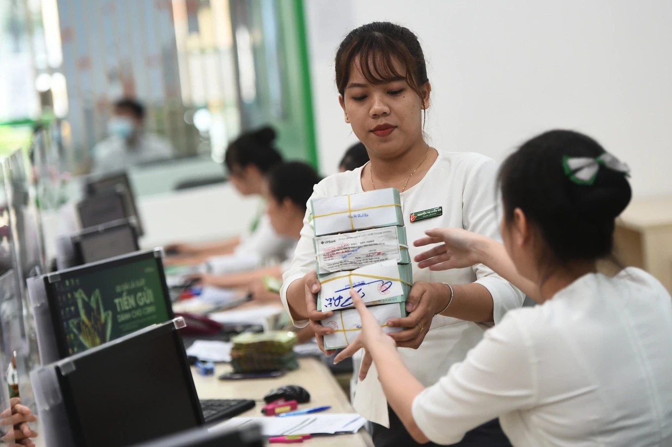 [VIDEO] Lãi suất tiết kiệm bùng nổ: Có nơi lên tới 10,7% một năm