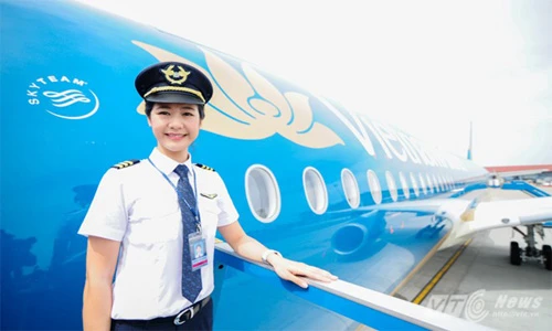 Nhan sắc vạn người mê của nữ cơ trưởng đính hôn với Trương Thế Vinh 