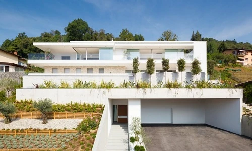 Đột nhập biệt thự trắng tinh đẹp quên lối về