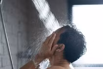 Bác sĩ cảnh báo thói quen lấy nước vòi sen để súc miệng