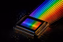 Chip cỡ hạt gạo tạo “cầu vồng” ánh sáng, mở đường cho 6G