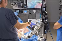 Bước tiến lịch sử: Robot hình người thực hiện phẫu thuật trên động vật sống